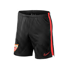 Il siviglia dopo barcellona e real madrid è la squadra spagnola che ha vinto di più fuori dai propri confine, infatti sono bel 5 le coppe uefa/europa league vinte dalla squadra. Pantaloncini Nike Sevilla Fc Paseo 2019 2020 Black Negozio Di Calcio Futbol Emotion