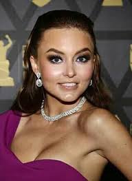 Eliza Castanon's Instagram, Twitter & Facebook