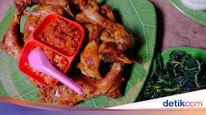 Setelah direbus, letakkan ayam ke dalam loyang tebal dan panggang ke dalam oven dengan suhu 180 derajat selama kurang lebih 30. Ayam Panggang Mbok Denok Ayam Kampung Asli Dengan Bumbu Manis Gurih Meresap