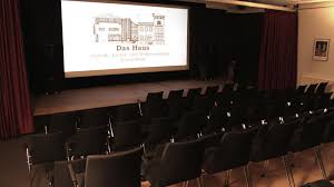 Der ferienhausgarten bietet ihnen eine hängematte, eine feuerstelle und viel freie fläche zum spielen. Kommunales Kino Das Haus Eckernforde