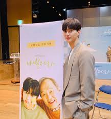 Shim deok chool, ömür boyu bale yapmayı hayal etmiştir. Song Kang Talks About His New Drama Navillera Shares His Thoughts On Being Dubbed As Son Of Netflix Kdramastars