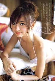 AKB48】篠田麻里子 胸の谷間チラリ - アイドルマニア