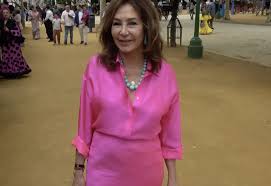 Ana Rosa Quintana no se pierde la Feria de Abril y enamora con su alternativa al vestido de flamenca: falda larga satinada y alpargatas