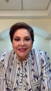 ¿A dónde tan arreglada Doña Lorena? , Seguro se puso guapa para el domingo,  7:30 pm por Las Estrellas #Vecinos , ¡Ya vio Don Frankie!