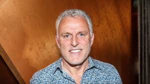 De vries was shot in the head in broad daylight after leaving a tv studio in amsterdam on july 6, where the popular crime journalist had just appeared on a chat show. Peter R De Vries Onthult Zichzelf Als Masked Singer Kandidaat Rtl Nieuws