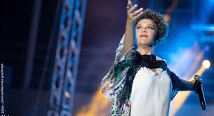 Greek singer, born on 31 august 1964 in piraeus, greece. H Giwta Pisw Apo Th Negka Xalarwnei Perpataei 3ypolhth Gelaei Dynata Reader Gr