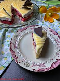 Kuchen vom blech sind häufig aus hefeteig und aufgrund ihrer größe auch für. Himbeertorte Mit Schmandcreme Eierlikor Und Schokoladencrunch Die Schnelle Und Einfache Torte Erfrischend Lecker Backen Mit Leidenschaft