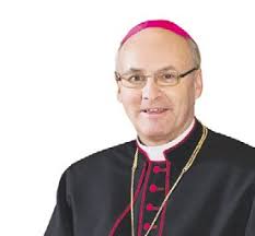 Mit Wackelpapst und festem Glauben