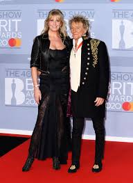 Als sie ende juli auf auf dem roten teppich posierte. Brit Awards Die Outfits Der Stars Auf Dem Roten Teppich Stern De