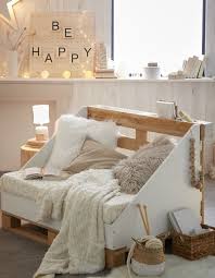 Canapé en palette tout blanc dans une pièce également toute blanche, tapis sur. Diy Fabriquer Une Banquette En Palettes Leroy Merlin