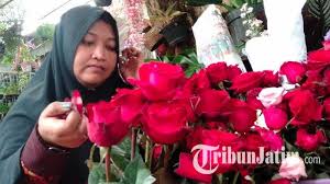 Awalnya toko karangan bunga surabaya wangiflorist hanyalah di sebuah toko bunga kecil di daerah jalan kayoon surabaya berkat alhamdulillah,kini toko karangan bunga surabaya wangiflorist ini semakin berkembang dan semakin banyak pelanggannya karena kami selalu. H 3 Valentine Toko Bunga Di Kayoon Surabaya Terima Ribuan Pesanan Bunga Mawar Jadi Ikon Tribun Jatim