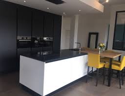 Une Hotte Design Et Discrete En Cuisine C Est Possible Cuisine Fonctionnelle Avec Hotte Encastree Dan En 2020 Hotte Design Cuisine Moderne Design De Cuisine Moderne
