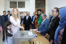 Hüseyin avni coş ilk eşi sıdıka zeynep'ten 2006 yılından ayrıldı. Vali Cos Esiyle Birlikte Oy Kullandi