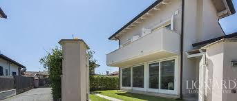 Il prezzo medio degli appartamenti in vendita a forte dei marmi (7.450 €/m²) è del 221% superiore alla quota media regionale (2.300 €/m²) e del 174% rispetto alla. Casa Di Lusso In Vendita A Forte Dei Marmi Lionard