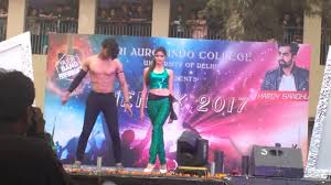 Delhi university is amongst the greatest universities in india having 77 united campuses in delhi delhi university proffers admission in many adaptations under various undergraduate courses. Aise Na Mujhe Tm Dekho Fashion Show In Delhi University Youtube