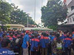 Disini kami menyajikan data lengkap 27 umk sebagai seorang karyawan, baik swasta ataupun negeri, gaji yang besar adalah impian kita semua agar dapat menopang kebutuhan hidup yang layak. Puk Spkep Spsi Pt Bridgestone Tire Indonesia Menangkan Gugatan Perselisihan Kepentingan Mengenai Kenaikan Gaji Pokok Base Up 2018 Sp Kep Spsi