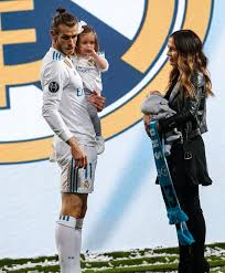 The father frank was a caretaker at school, and the mother debbie worked in 2016, emma gave birth to a second daughter — nava valentina bale. Gareth Bale Vuelve A Posponer Su Compromiso Matrimonial