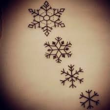 42 Unique And Beautiful Snowflake Tattoos Avec Images Tatouage Flocon De Neige Tatouages Creatifs Tatouage