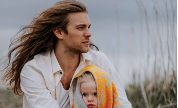 HÄMMASTAV! DANIEL LEVI VIINALASS teeb oma juustega isegi naistele silmad  ette - Buduaar