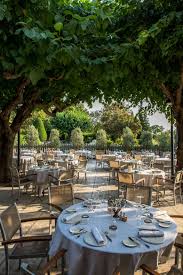Terrasse De L Oustau De Baumaniere Baux De Provence Hotel Terrasse