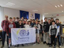 Ook een van de directeurs wordt expliciet met de dood bedreigd. Vti Menen Krijgt Etwinning Label Voor Br Projecten Rond Digitalisering Foto Hln Be