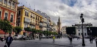 Die besten einkaufsmöglichkeiten und restaurants von sevilla erreichen sie bequem zu fuß. Mit Dem Minibus C5 Durch Die Altstadt Von Sevilla Linie 5