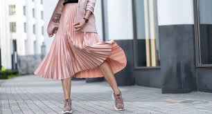 Im grunde kann man das trendteil das ganze jahr tragen, dennoch vermittelt der stylische faltenrock für mich eine fürs office bietet sich eine schicke kombination mit spitzen pumps und einem blusenbody an. So Kannst Du Deinen Plisseerock Stylisch Kombinieren