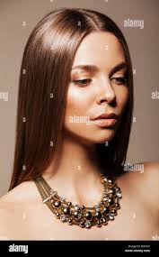 Woman wearing diamond necklace -Fotos und -Bildmaterial in hoher Auflösung 