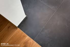Laminat fliese grau quadro porcelato grigio supermatt q1001. Ubergang Flur Mit Bodenfliesen Feinsteinzeug Zum Wohnbereich Mit Echtholz Fliesen Feinsteinzeug Bodenfliesen Haus Bodenbelag
