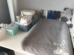 A la naissance de bébé, il faut commencer à tout préparer et en particulier les nouveaux meubles qui décoreront sa chambre. L Organisation De Ma Table A Langer Peluche Et Pyjama