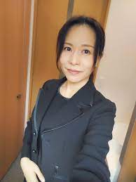 井上綾子 on X: 今日は母の納骨式でした。 おっかさん、無事に冥土に行けたかしら？ というわけでリアル喪服です。これはお祖母ちゃんの形見なのだ。物持ちいいでしょ？  t.coKl2P5iZJxZ  X