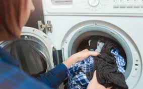 Cara mencuci baju bayi memang tidak rumit, tetapi tidak bisa disamakan dengan mencuci pakaian orang dewasa karena bayi, khususnya yang baru lahir, memiliki pemakaian deterjen khusus bayi merupakan cara mencuci baju bayi baru lahir yang benar sampai si kecil berusia enam bulan. Mudah Dilakukan Ikuti 8 Tips Ini Saat Mencuci Pakaian Agar Terhindar Dari Virus Corona