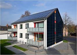 1960er Jahre Wohnhaus Wurde Durch 170 Photovoltaik Module An Der Fassade Und 90 Photovoltaik Modulen Auf Dem Dach Zu Ei Fassade Photovoltaik Module Solaranlage