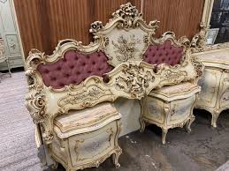 Yüzyılda avrupa'da tüm sanat dallarında (mimarlık, resim, heykel, müzik) etkili olan, genel olarak simetriye karşı asimetriyi, geometrik şekillere karşı eğrisel biçimleri. Bedroomset Italy Barok Silik Furniture Beldecor