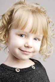 にっこり笑顔のブロンドの女の子の無料の写真素材 - ID.21002｜フリー素材 ぱくたそ