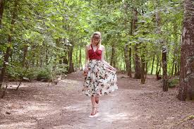 A vintage fashion blog with photographs of fashions from the forties through today culled from the top fashion magazines of the past decades. Outfit Floral Midi Skirt I Love Vintage Top Retromantisch