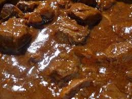 Zutaten Fur 3 4 Personen 1 Kg Hirschgulasch Aus Der Wade 4 Mittelgrosse Zwiebeln 100 G Geraucherter Speck In Wurfeln Hirschgulasch Rezept Gulasch Wildgulasch