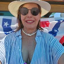 Lucia Markovich. Ella hermosa, cabellera suelta, sonrisa perfecta, delgada  y alta ,en 1968 subía por la avenida 5 frente al Edificio Roma,cerca del  Restaurant El Chipen, vestida con el uniforme jumper del