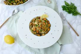400 g paste 500 g scoici congelate 400 g rosii zdrobite 1 ceapa mica 1 pahar mic de vin alb ulei de masline un varf de cutit de zahar patrunjel tocat sare. Spaghete Cu Midii In Vin Alb Foodieopedia