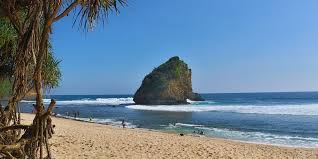 Saat ini, ada sekitar 5 hotel yang dapat kamu pesan di pantai balekambang. Jelajah Pantai Ngudel Di Malang Selatan Ada Bukit Asmara Halaman All Kompas Com