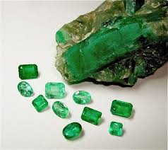 Inspiration Such Gorgeous Greens The Beauty Of Emeralds Minerals Crystals Minerals Stones And Crystals