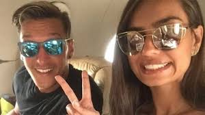 Mesut özil kimdir, almanya a milli takımı'nın ve de werder bremen'in formasını giymekte olan almanya doğumlu, türk asıllı orta saha oyuncusu. Mesut Ozil Kimdir Nisanlisi Amine Gulse Kim Kac Yasinda Amine Gulse Mesut Ozil Dugun Ne Zaman