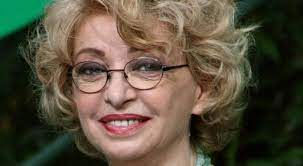 Enrica bonaccorti was born on november 18, 1950 in savona, liguria, italy. Did You Recognize It The Well Known Presenter Made Renato Zero Curler Fall In Love Ruetir