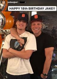 Jake bongiovi to jeden z owoców związku rockmana z dorotheą hurley. Bjci Jon Bon Jovi Celebra Il Diploma Di Scuola Superiore Del Figlio Jake Bongiovi