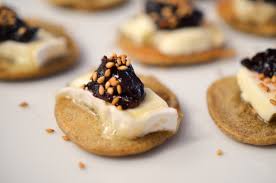 Blinis De Brillat Savarin Au Chutney De Fruits Rouges Recette Pour La Box De Septembre Disponible Ici Http Lesnouvea Recette Recette Gourmande Gourmands