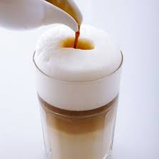 Der Perfekte Latte Macchiato Essen Trinken Mit Bildern Macchiato Milchschaum Machen Kaffee