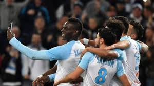 € ➤ * 12.08.1990 in palermo, italien. Mario Balotelli Mit Kurioser Gratulation Tritt Gegen Den Kopf Stern De