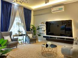Pemilik rumah banyak menghabiskan masa bersama tetamu di ruang tamu. Ruang Tamu English Moden Desainrumahid Com