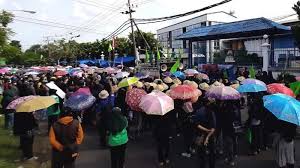 Wah, sudah senior sekali ya berarti. Ribuan Buruh Pabrik New Era Gresik Kembali Turun Jalan Tagih Gaji 4 Bulan Dan Thr Belum Dibayar Surya