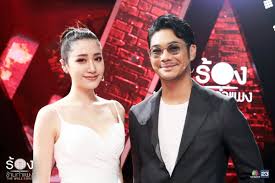 โดยสาวหมวย คริส หอวัง ดีเจ.คลื่นแฟตเรดิโอ 104.5 พี่สาวของนักร้องสาวพลอย หอวัง แห่งวงโปรเจ็คต์เอช เผยว่าคริสไม่รู้สึกอะไรเลย. à¸£ à¸­à¸‡à¸‚ à¸²à¸¡à¸à¸³à¹à¸žà¸‡ The Wall Song Thewallsong Twitter